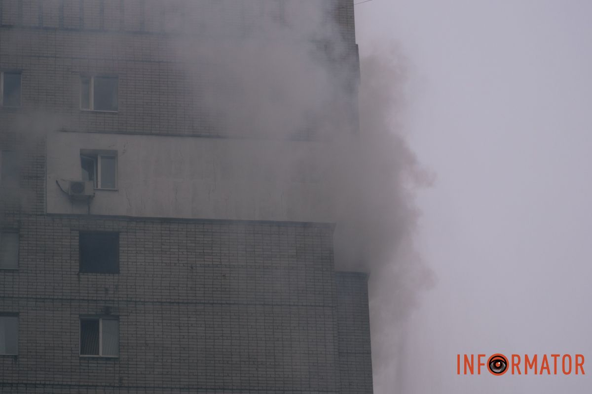 Понівечена багатоповерхівка, дим і рятувальна операція: що відбувалося біля будинку, в який ворог вдарив дроном у Дніпрі 28