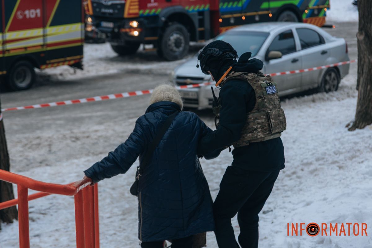 Понівечена багатоповерхівка, дим і рятувальна операція: що відбувалося біля будинку, в який ворог вдарив дроном у Дніпрі 27