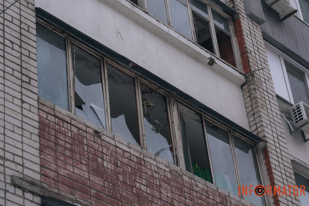 Понівечена багатоповерхівка, дим і рятувальна операція: що відбувалося біля будинку, в який ворог вдарив дроном у Дніпрі 33