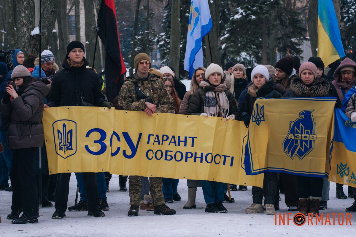 «Ланцюг єдності» та 50-метровий прапор: як у Дніпрі на Соборній площі відзначили День Соборності 30