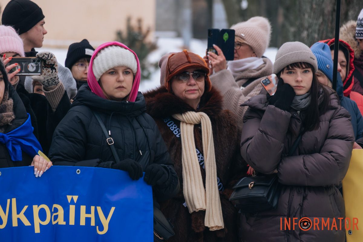 «Ланцюг єдності» та 50-метровий прапор: як у Дніпрі на Соборній площі відзначили День Соборності 33