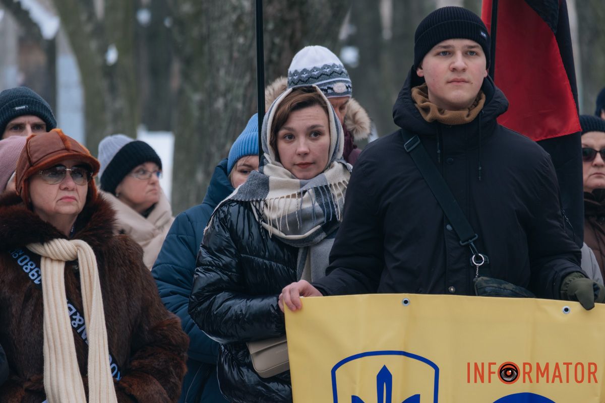 «Ланцюг єдності» та 50-метровий прапор: як у Дніпрі на Соборній площі відзначили День Соборності 34