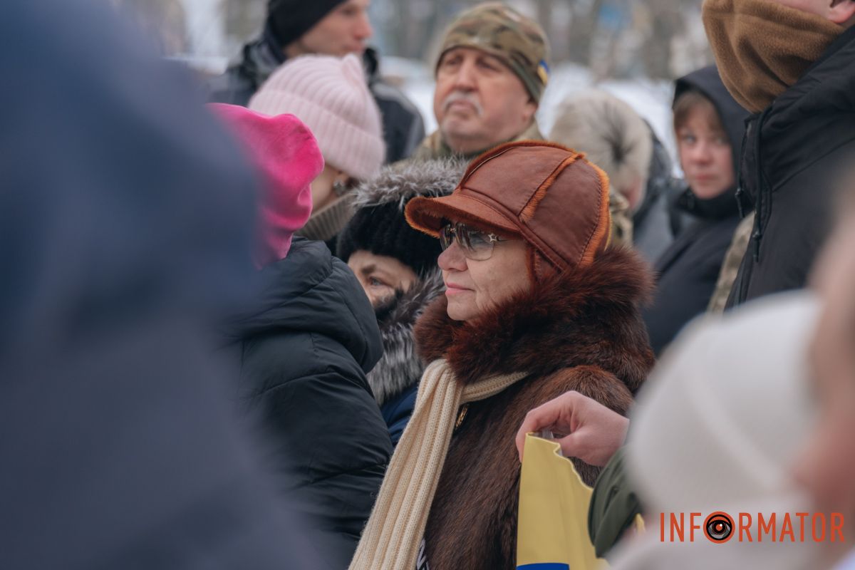 «Ланцюг єдності» та 50-метровий прапор: як у Дніпрі на Соборній площі відзначили День Соборності 25