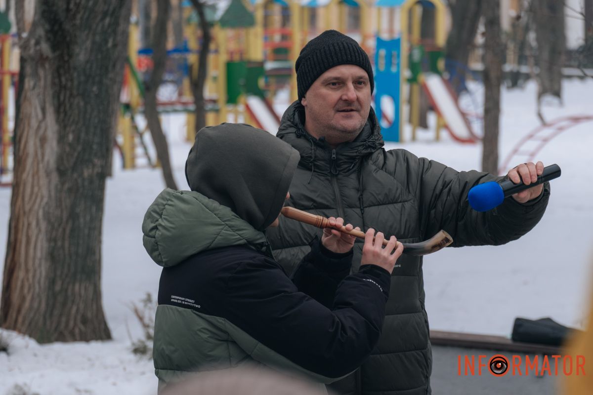 «Ланцюг єдності» та 50-метровий прапор: як у Дніпрі на Соборній площі відзначили День Соборності 13