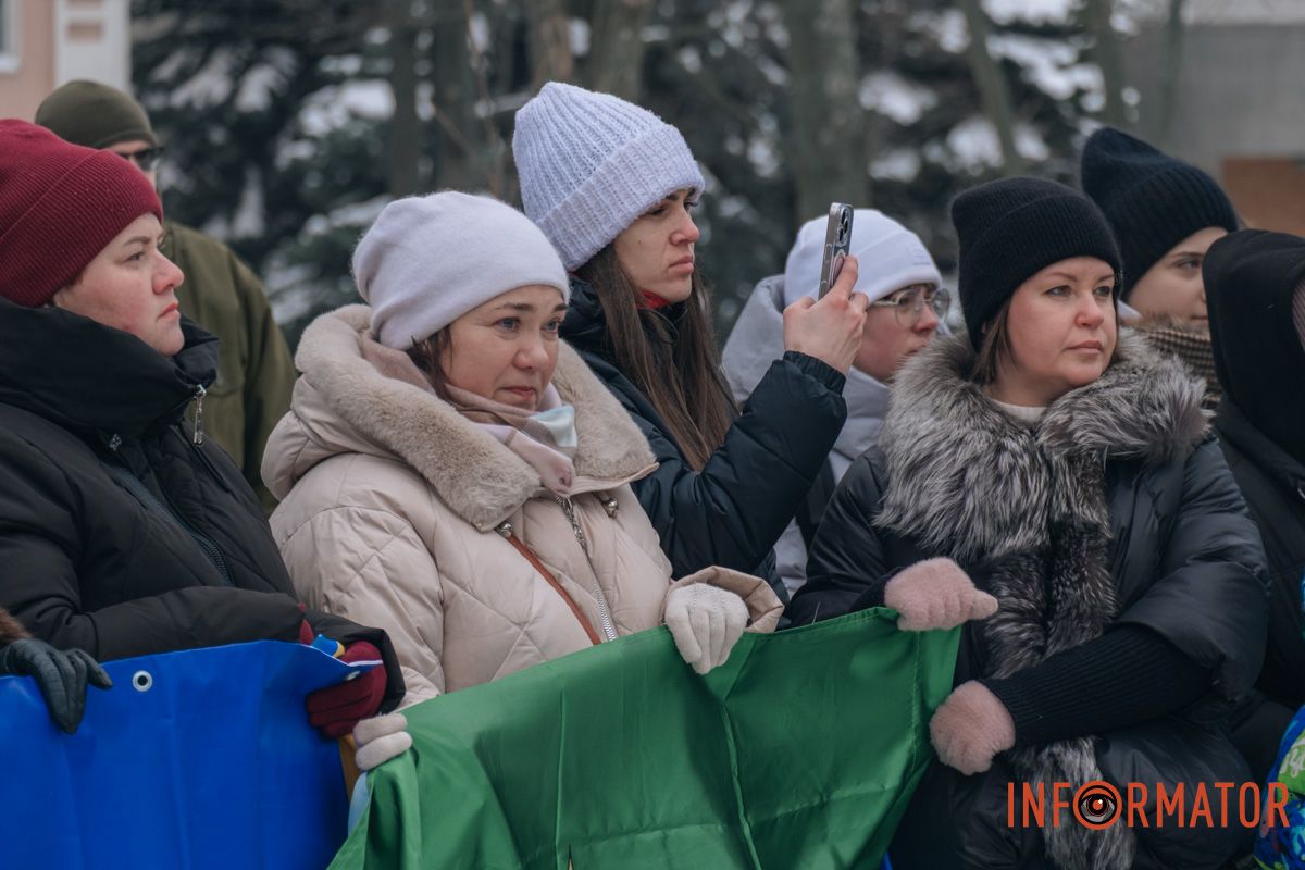 «Ланцюг єдності» та 50-метровий прапор: як у Дніпрі на Соборній площі відзначили День Соборності 79