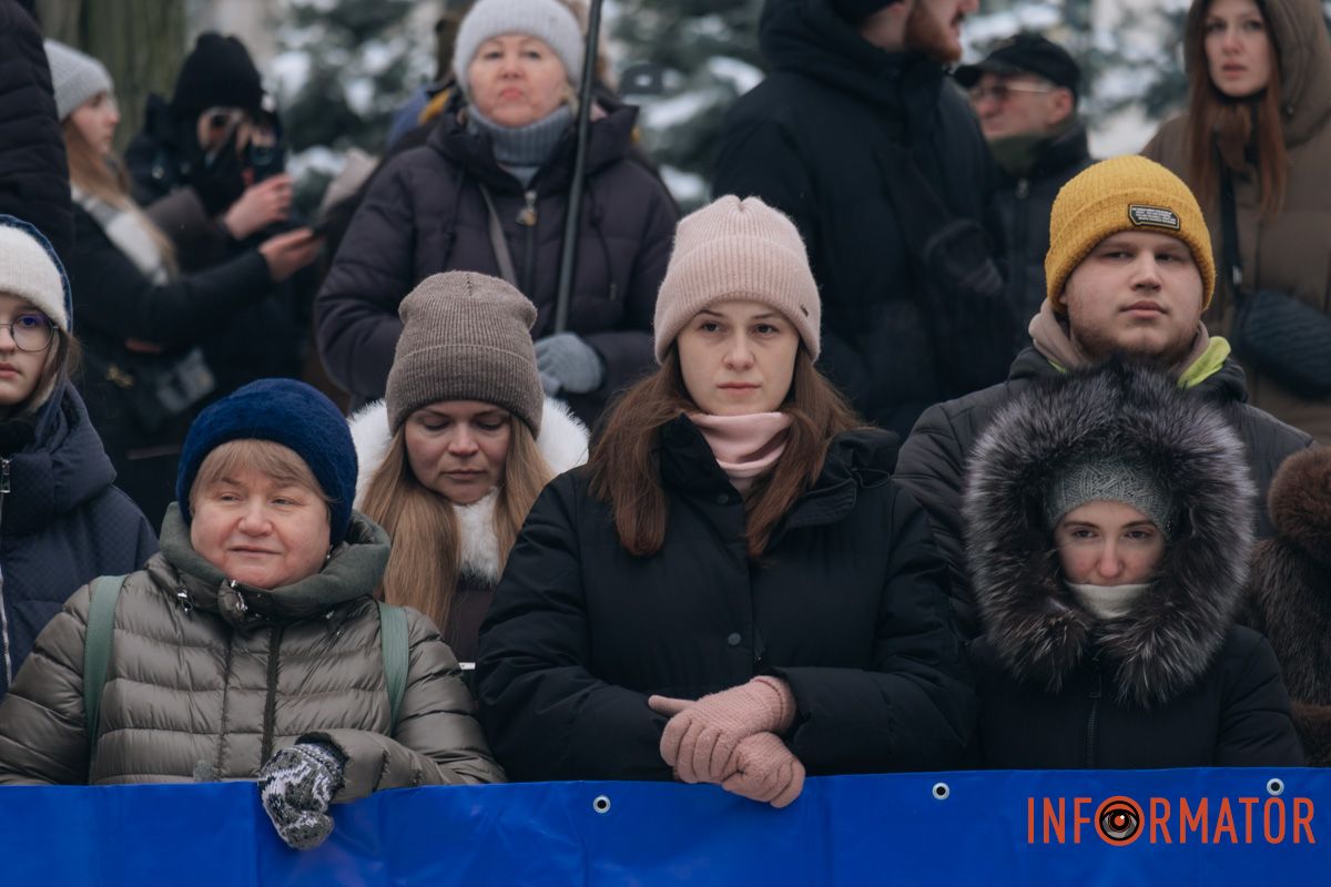 «Ланцюг єдності» та 50-метровий прапор: як у Дніпрі на Соборній площі відзначили День Соборності 24