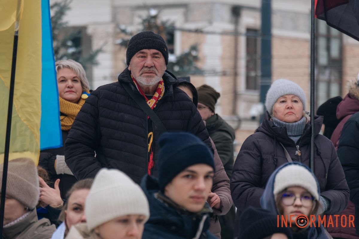 «Ланцюг єдності» та 50-метровий прапор: як у Дніпрі на Соборній площі відзначили День Соборності 9