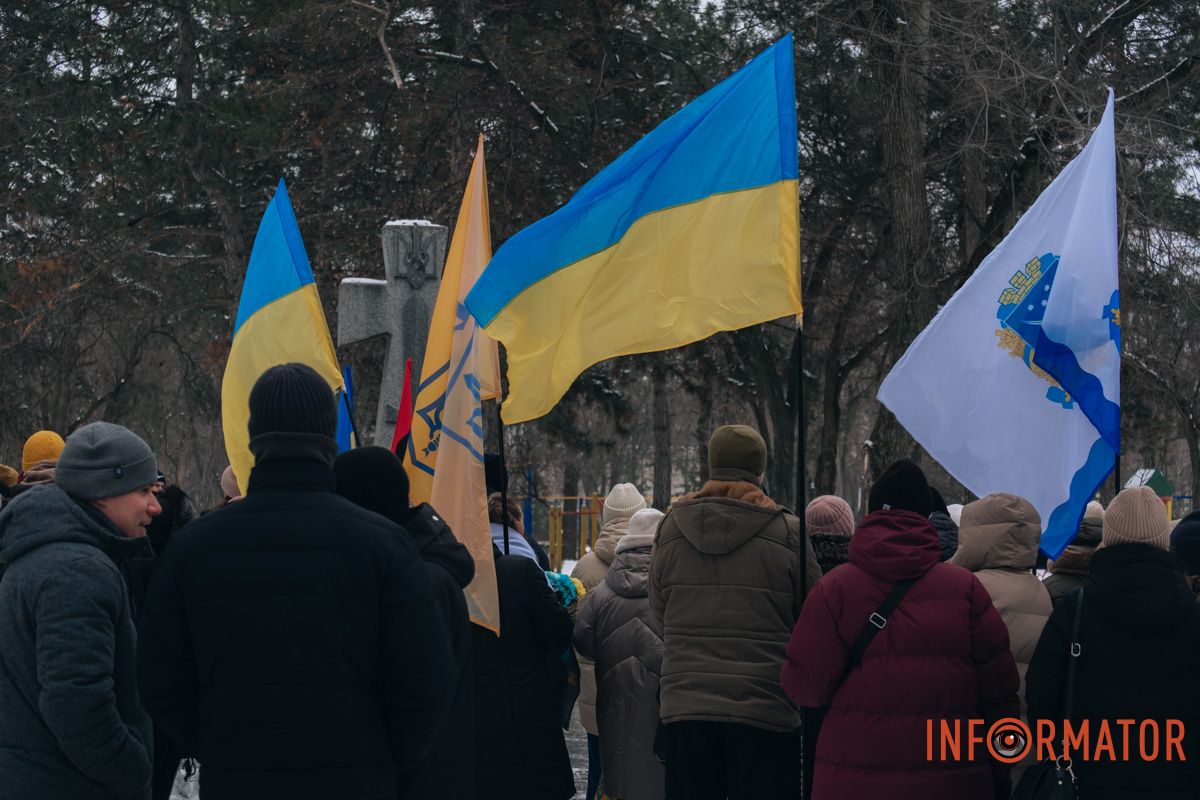 «Ланцюг єдності» та 50-метровий прапор: як у Дніпрі на Соборній площі відзначили День Соборності 2