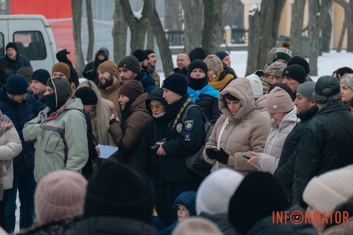 «Ланцюг єдності» та 50-метровий прапор: як у Дніпрі на Соборній площі відзначили День Соборності 81