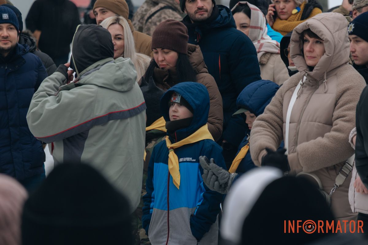 «Ланцюг єдності» та 50-метровий прапор: як у Дніпрі на Соборній площі відзначили День Соборності 7