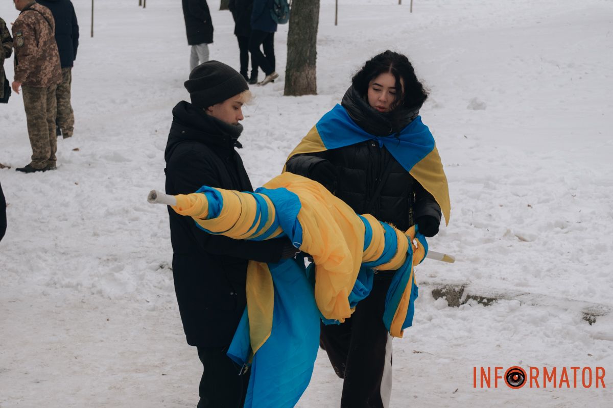 «Ланцюг єдності» та 50-метровий прапор: як у Дніпрі на Соборній площі відзначили День Соборності 10