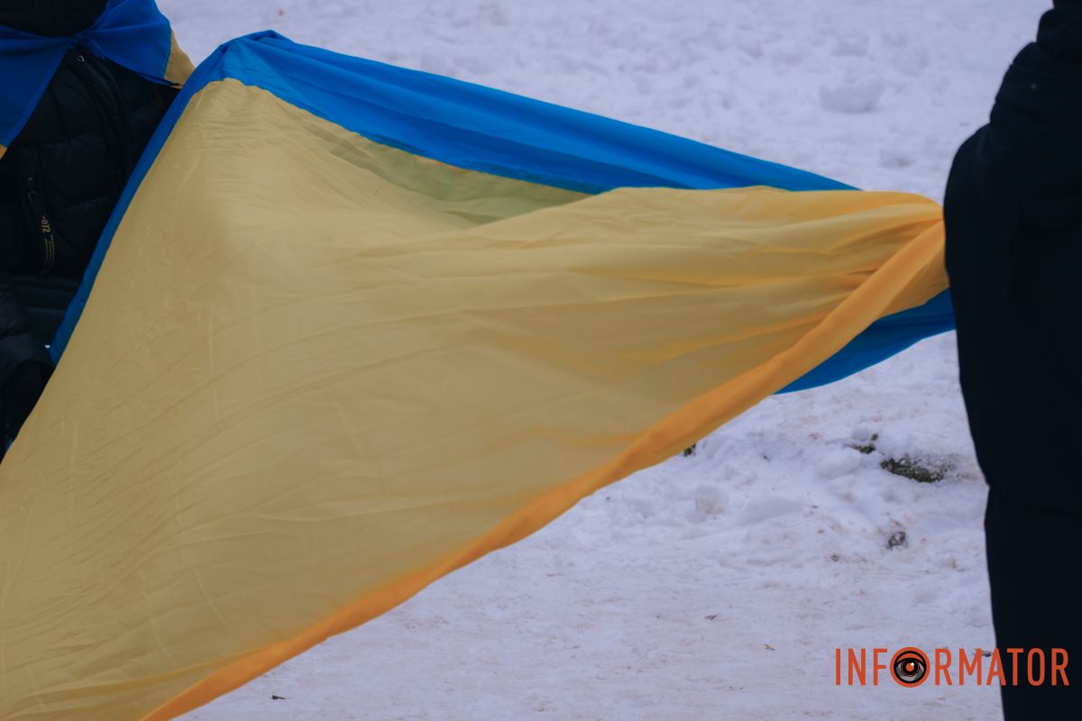 «Ланцюг єдності» та 50-метровий прапор: як у Дніпрі на Соборній площі відзначили День Соборності 14