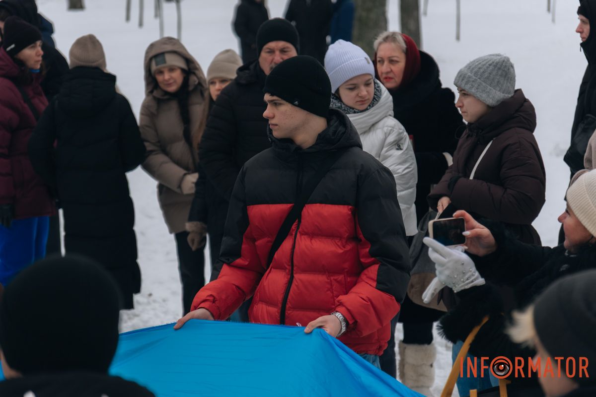 «Ланцюг єдності» та 50-метровий прапор: як у Дніпрі на Соборній площі відзначили День Соборності 82