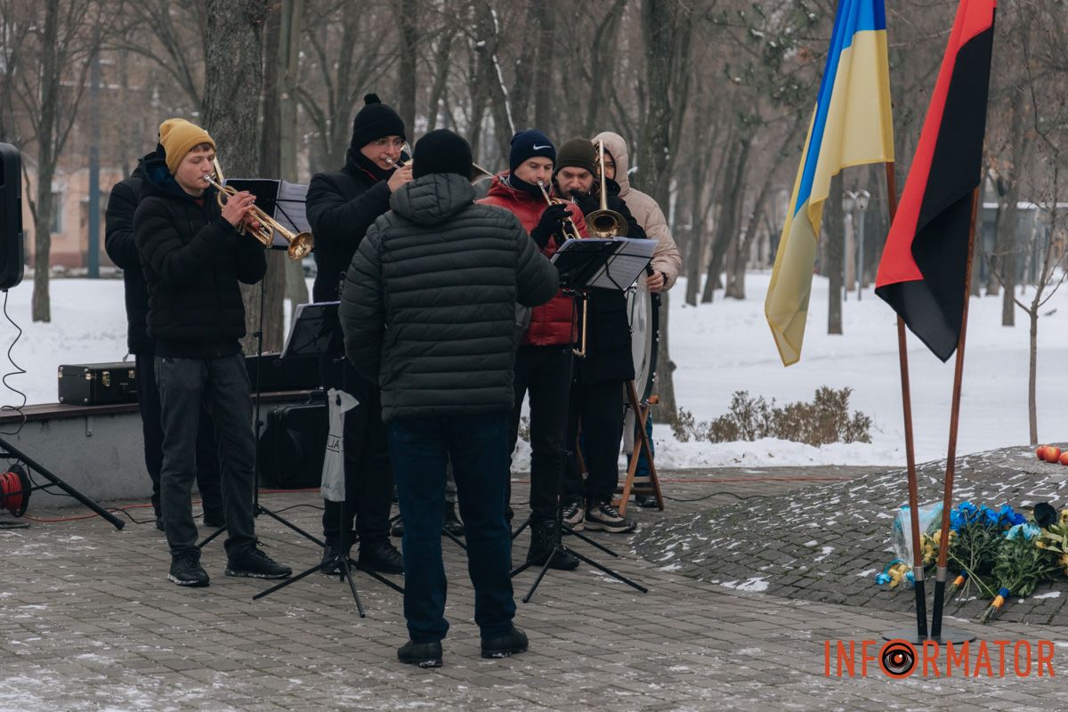 «Ланцюг єдності» та 50-метровий прапор: як у Дніпрі на Соборній площі відзначили День Соборності 20