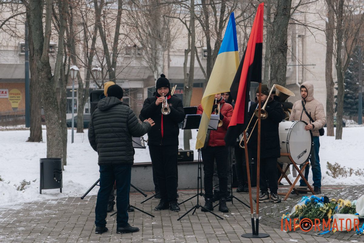 «Ланцюг єдності» та 50-метровий прапор: як у Дніпрі на Соборній площі відзначили День Соборності 27