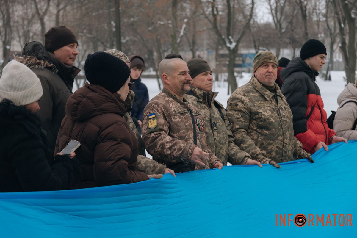 «Ланцюг єдності» та 50-метровий прапор: як у Дніпрі на Соборній площі відзначили День Соборності 17