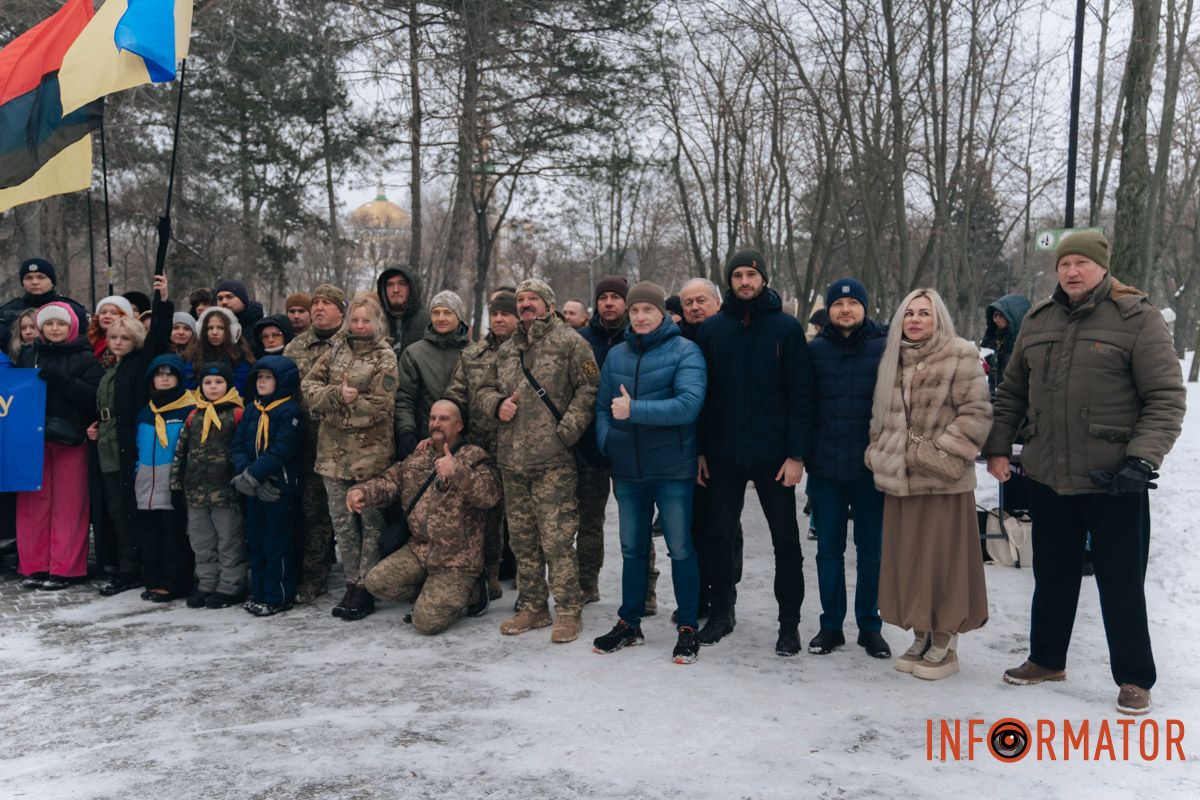 «Ланцюг єдності» та 50-метровий прапор: як у Дніпрі на Соборній площі відзначили День Соборності 22