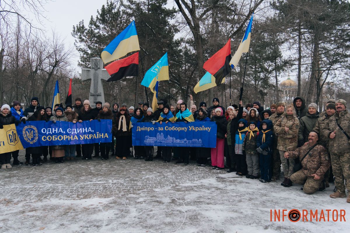 «Ланцюг єдності» та 50-метровий прапор: як у Дніпрі на Соборній площі відзначили День Соборності 15