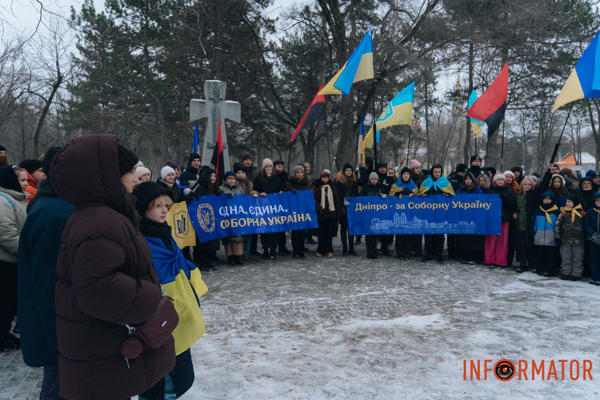 «Ланцюг єдності» та 50-метровий прапор: як у Дніпрі на Соборній площі відзначили День Соборності 65