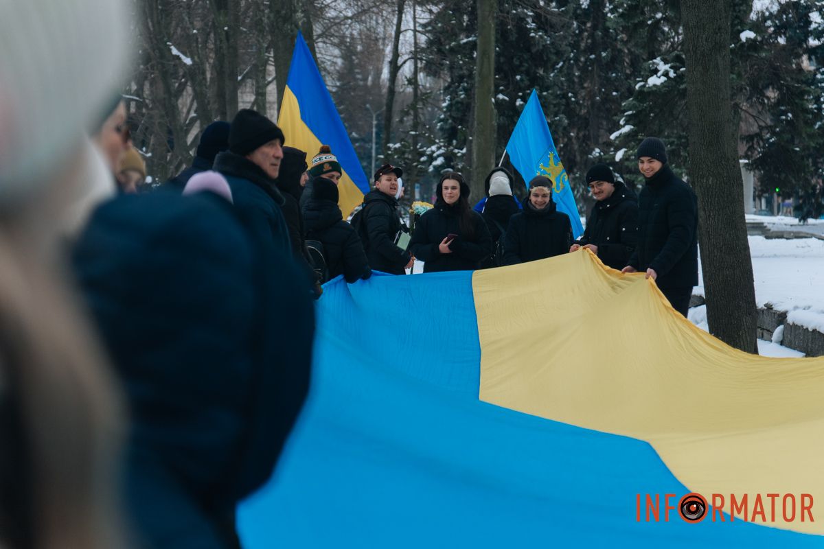 «Ланцюг єдності» та 50-метровий прапор: як у Дніпрі на Соборній площі відзначили День Соборності 61