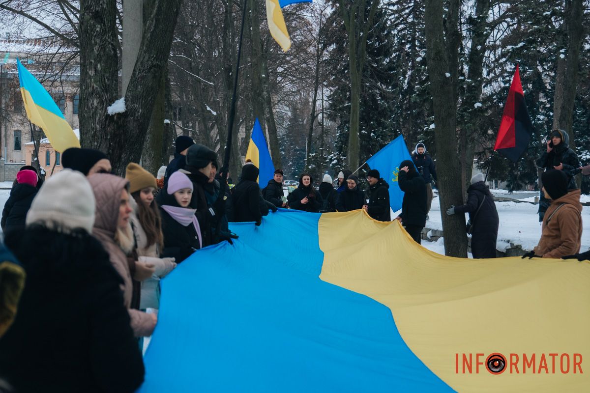 «Ланцюг єдності» та 50-метровий прапор: як у Дніпрі на Соборній площі відзначили День Соборності 64