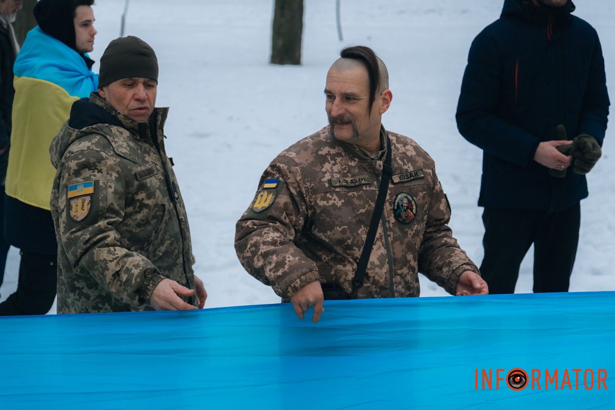 «Ланцюг єдності» та 50-метровий прапор: як у Дніпрі на Соборній площі відзначили День Соборності 58