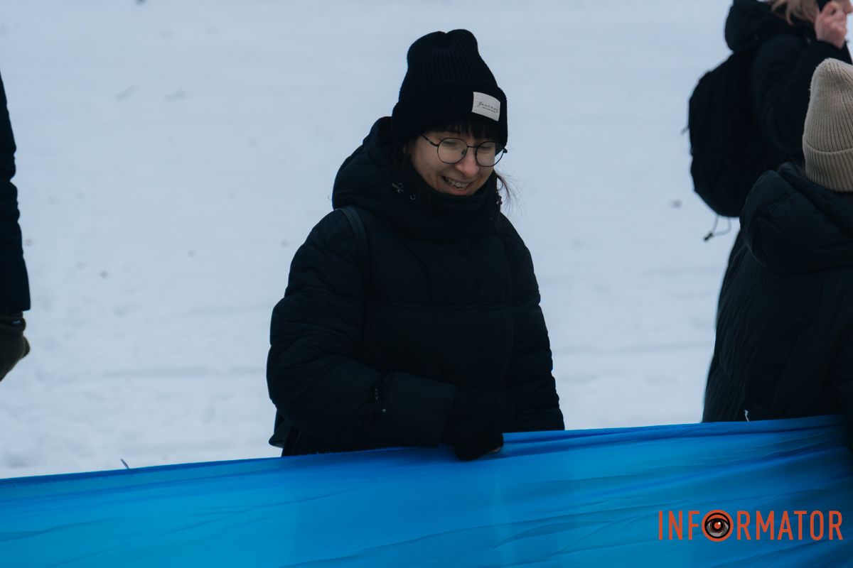 «Ланцюг єдності» та 50-метровий прапор: як у Дніпрі на Соборній площі відзначили День Соборності 62