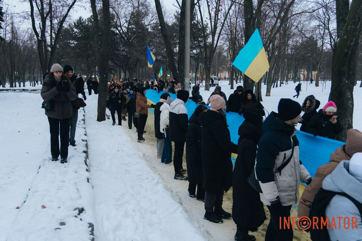 «Ланцюг єдності» та 50-метровий прапор: як у Дніпрі на Соборній площі відзначили День Соборності 63