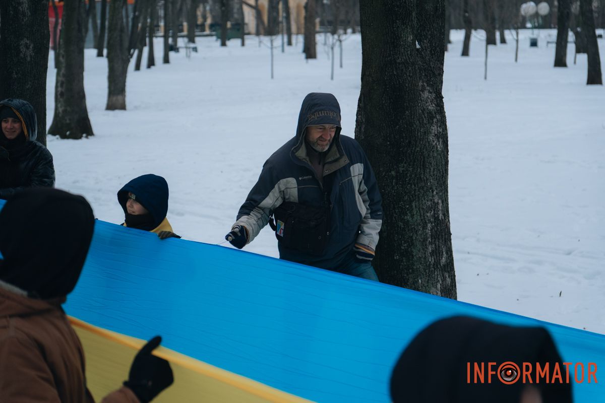 «Ланцюг єдності» та 50-метровий прапор: як у Дніпрі на Соборній площі відзначили День Соборності 85