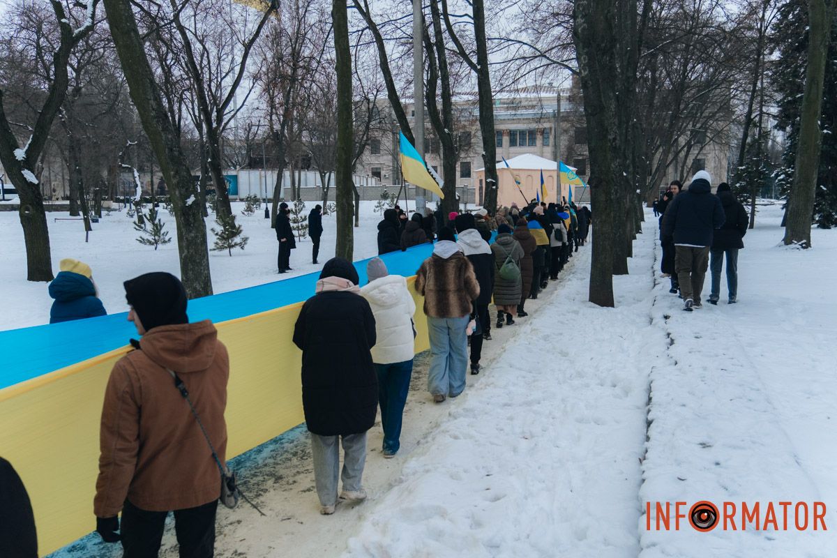 «Ланцюг єдності» та 50-метровий прапор: як у Дніпрі на Соборній площі відзначили День Соборності 52