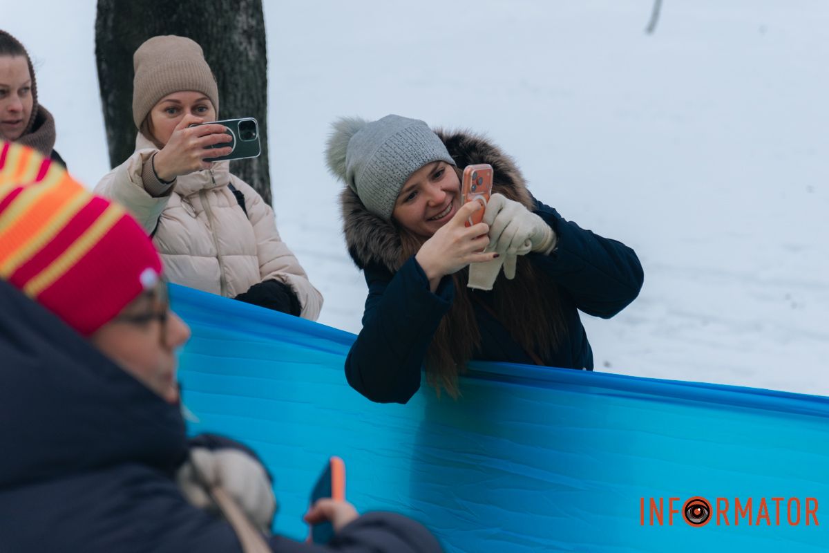 «Ланцюг єдності» та 50-метровий прапор: як у Дніпрі на Соборній площі відзначили День Соборності 51