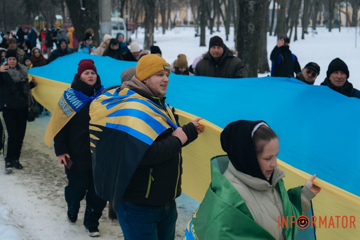 «Ланцюг єдності» та 50-метровий прапор: як у Дніпрі на Соборній площі відзначили День Соборності 68