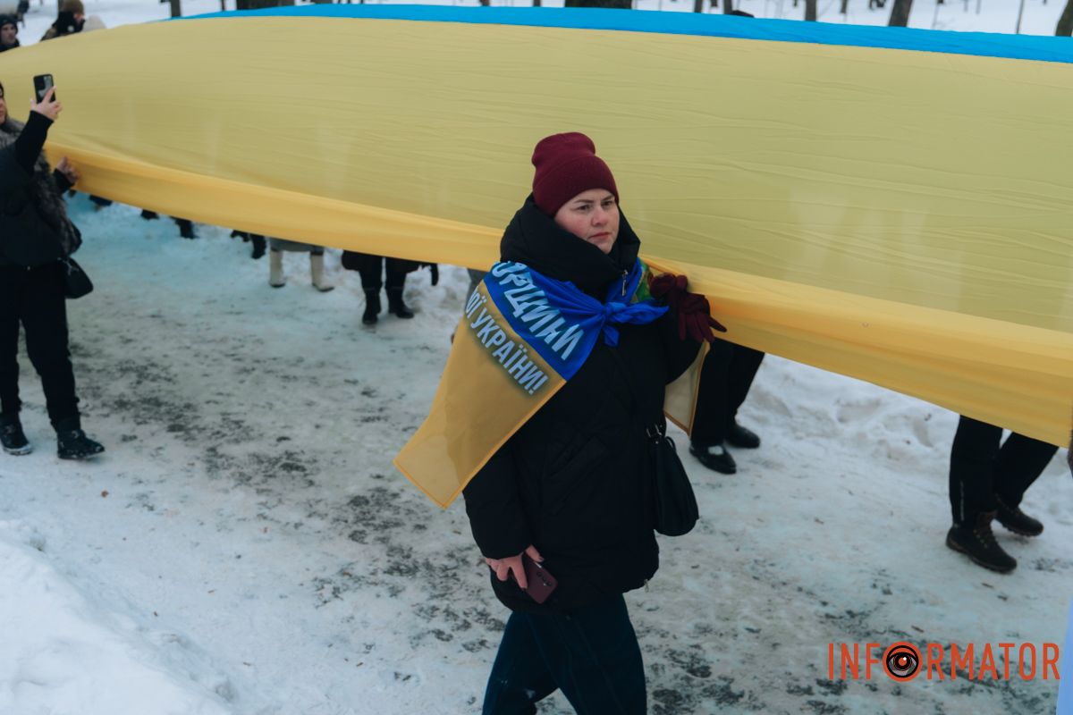 «Ланцюг єдності» та 50-метровий прапор: як у Дніпрі на Соборній площі відзначили День Соборності 50