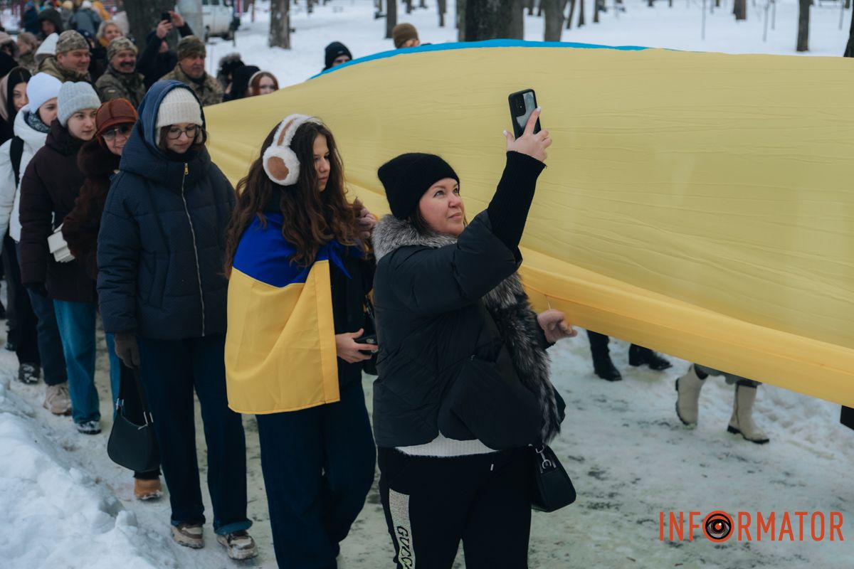 «Ланцюг єдності» та 50-метровий прапор: як у Дніпрі на Соборній площі відзначили День Соборності 71