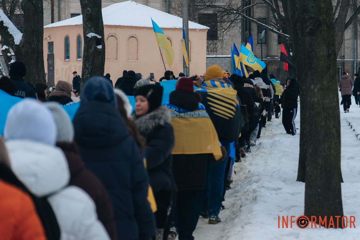 «Ланцюг єдності» та 50-метровий прапор: як у Дніпрі на Соборній площі відзначили День Соборності 49