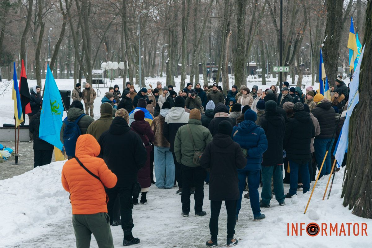 «Ланцюг єдності» та 50-метровий прапор: як у Дніпрі на Соборній площі відзначили День Соборності 77