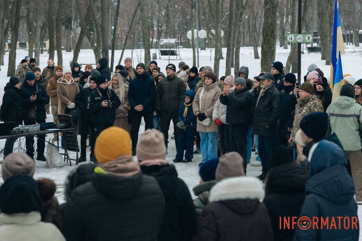 «Ланцюг єдності» та 50-метровий прапор: як у Дніпрі на Соборній площі відзначили День Соборності 72