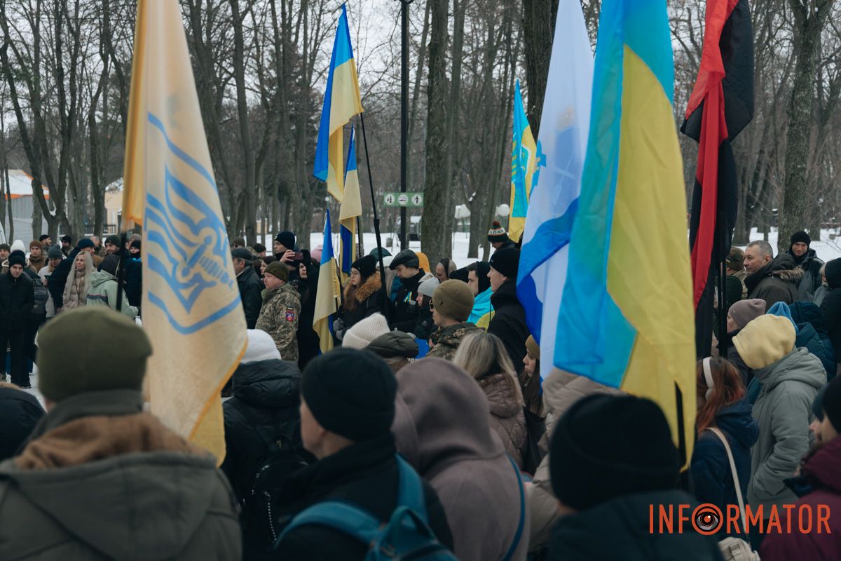 «Ланцюг єдності» та 50-метровий прапор: як у Дніпрі на Соборній площі відзначили День Соборності 47