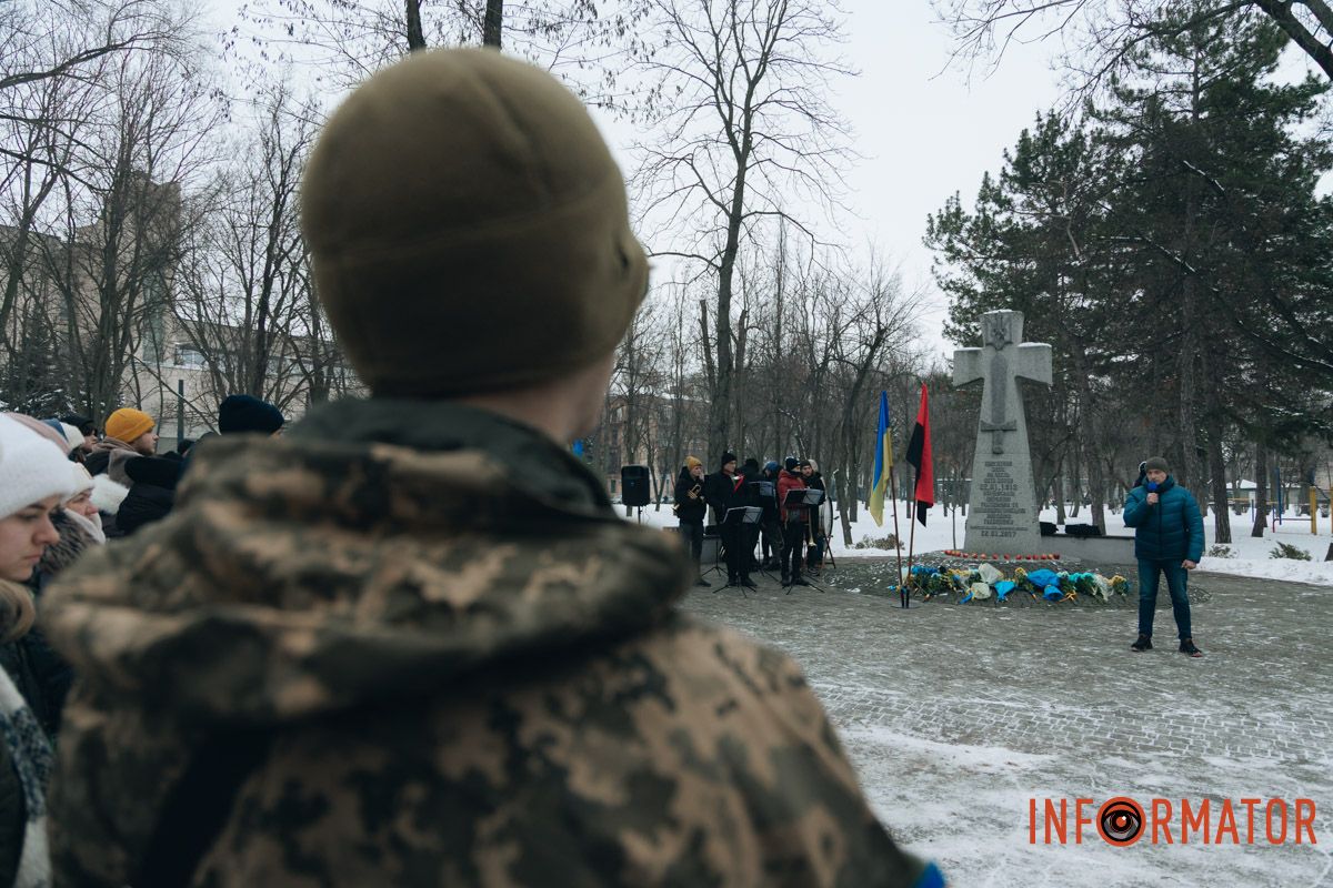 «Ланцюг єдності» та 50-метровий прапор: як у Дніпрі на Соборній площі відзначили День Соборності 44