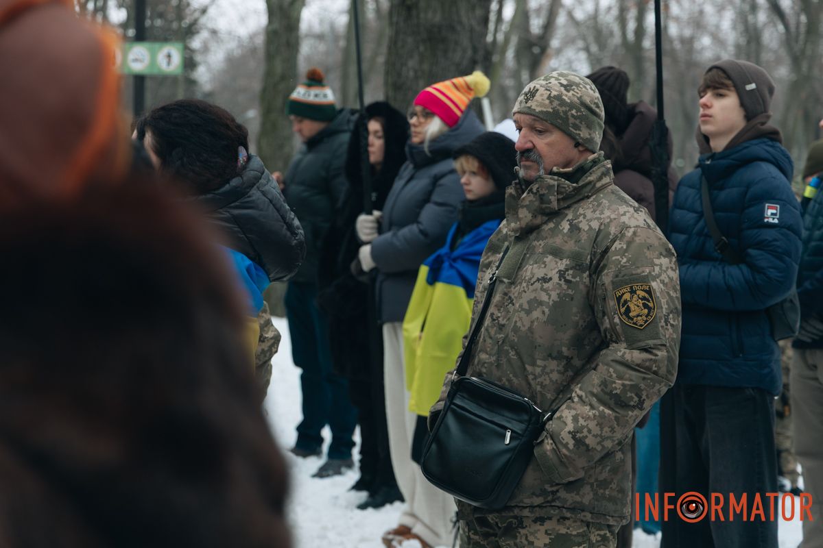 «Ланцюг єдності» та 50-метровий прапор: як у Дніпрі на Соборній площі відзначили День Соборності 43