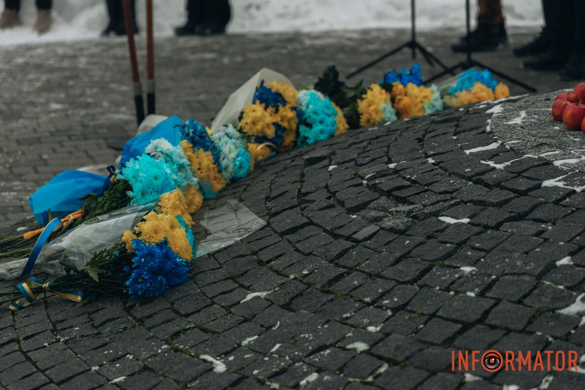 «Ланцюг єдності» та 50-метровий прапор: як у Дніпрі на Соборній площі відзначили День Соборності 39