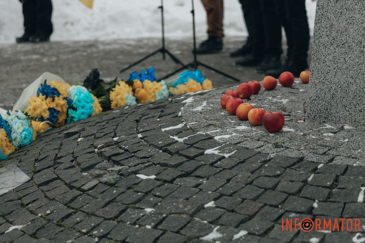 «Ланцюг єдності» та 50-метровий прапор: як у Дніпрі на Соборній площі відзначили День Соборності 80