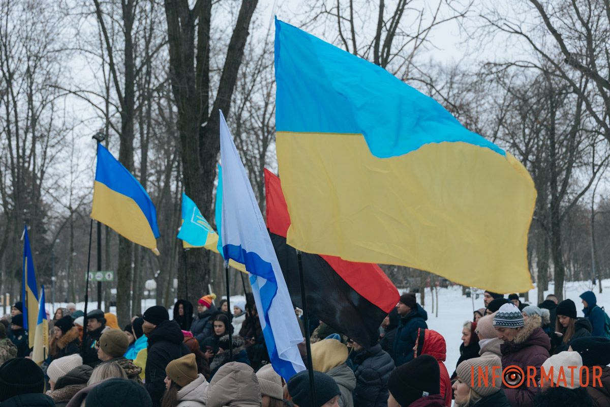 «Ланцюг єдності» та 50-метровий прапор: як у Дніпрі на Соборній площі відзначили День Соборності 37