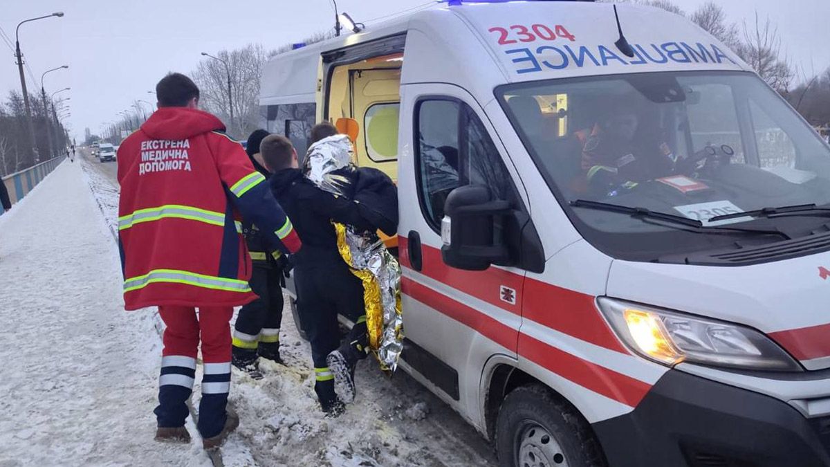 В Каменском мальчик провалился под лед на дренажном канале: ребенка спас прохожий