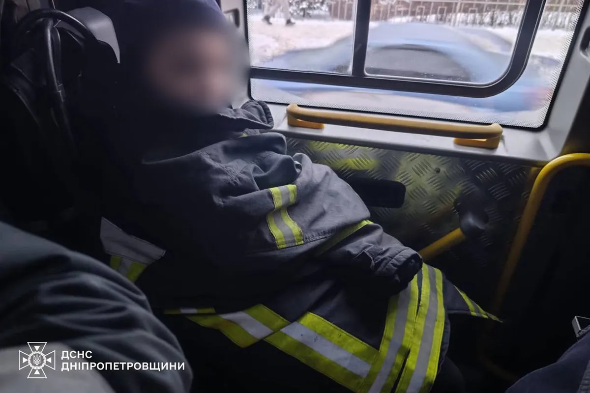 Необычные помогли ребенку согреться, оказали психологическую поддержку и передали его медикам.