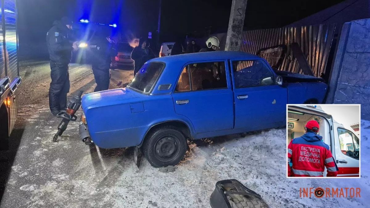 У Дніпрі на Незламній ВАЗ врізався в огорожу: водія діставали рятувальники