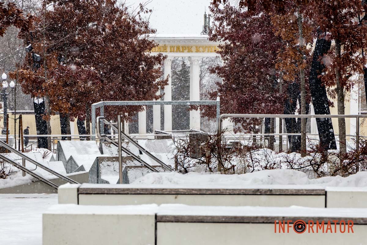 Осідають на ліхтарях, дахах, плечах перехожих: краєвиди Дніпра між сніжинками 1
