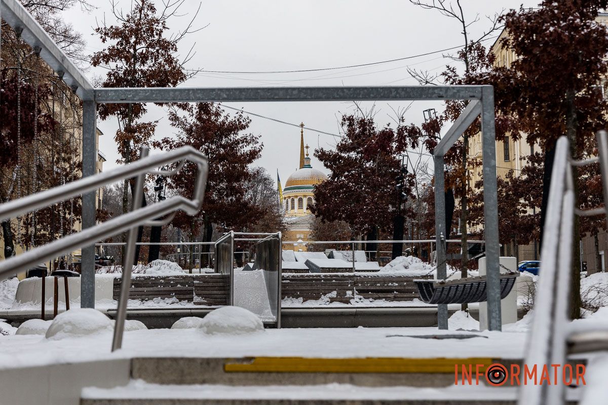 Осідають на ліхтарях, дахах, плечах перехожих: краєвиди Дніпра між сніжинками 9