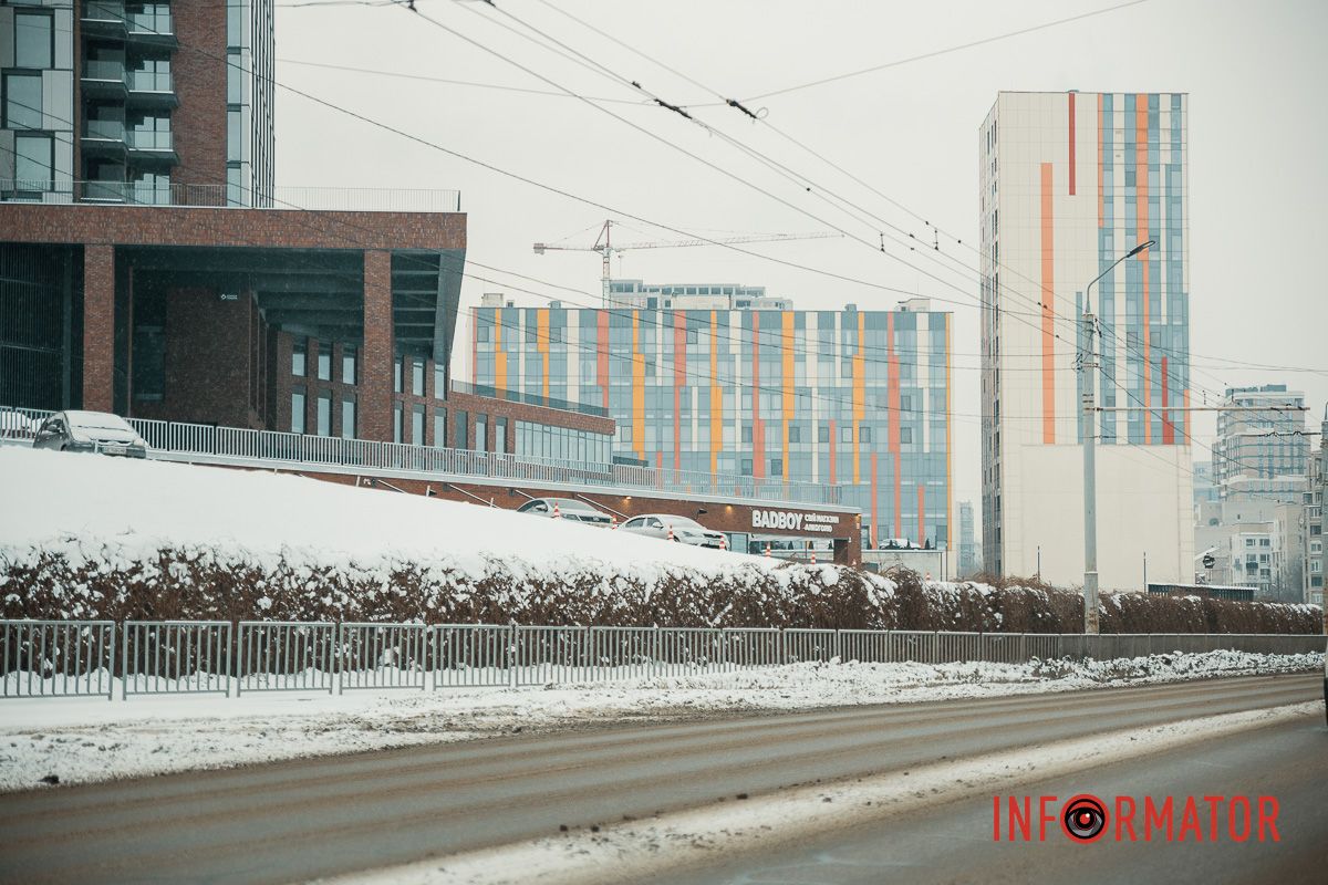 Осідають на ліхтарях, дахах, плечах перехожих: краєвиди Дніпра між сніжинками 3