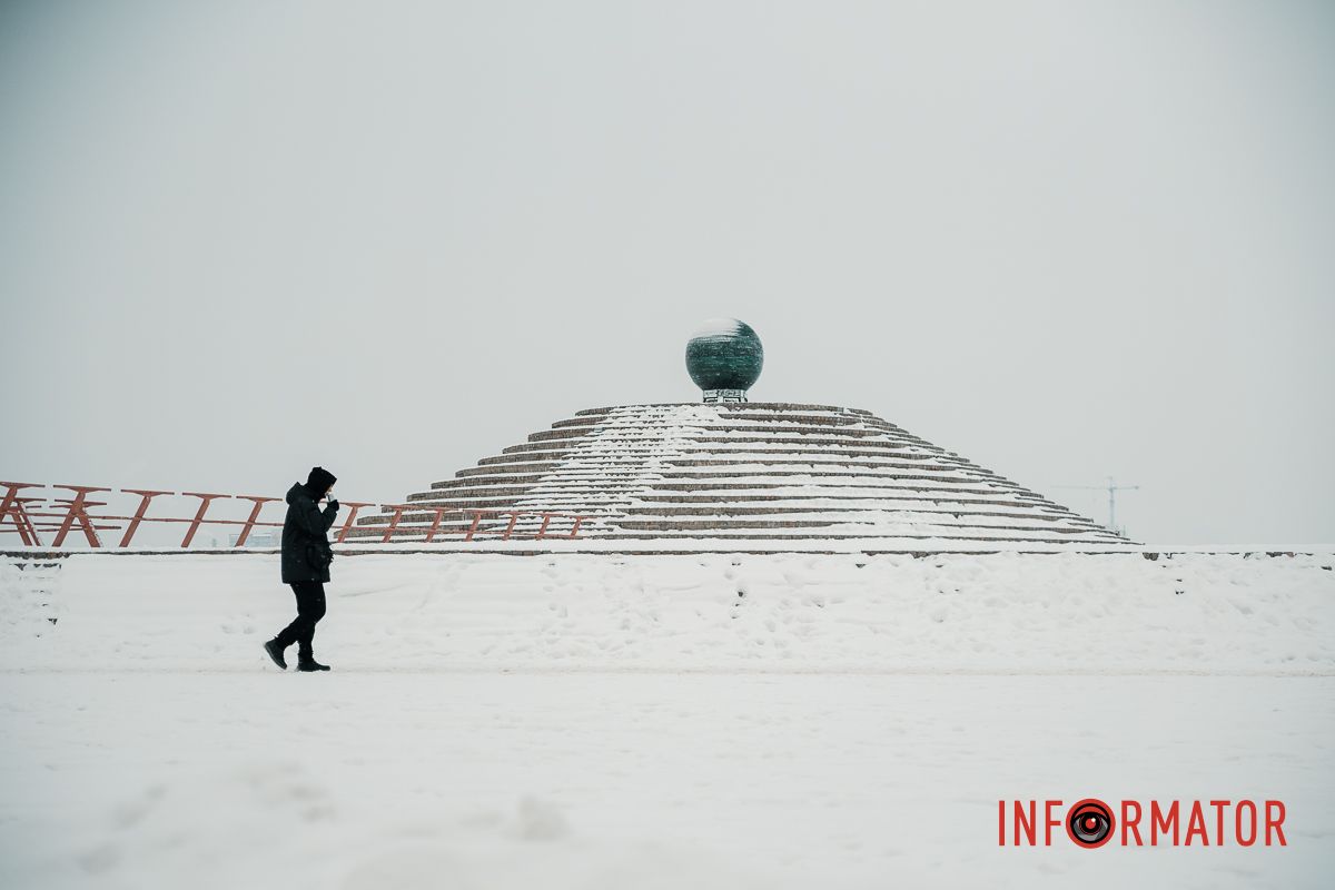 Осідають на ліхтарях, дахах, плечах перехожих: краєвиди Дніпра між сніжинками 2